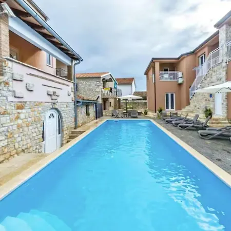 شقة Modern Poolside Flat With Game Acess *