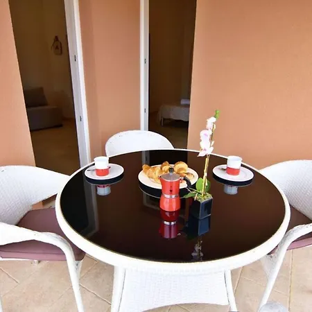 Modern Poolside Flat With Game Acess *