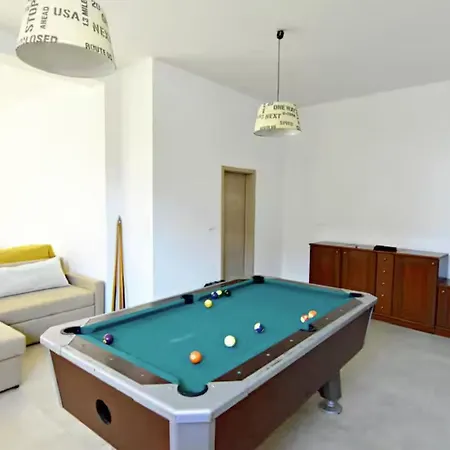 Modern Poolside Flat With Game Acess *