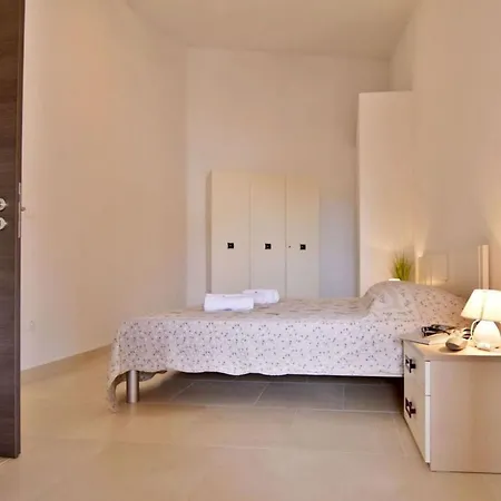 Modern Poolside Flat With Game Acess شقة