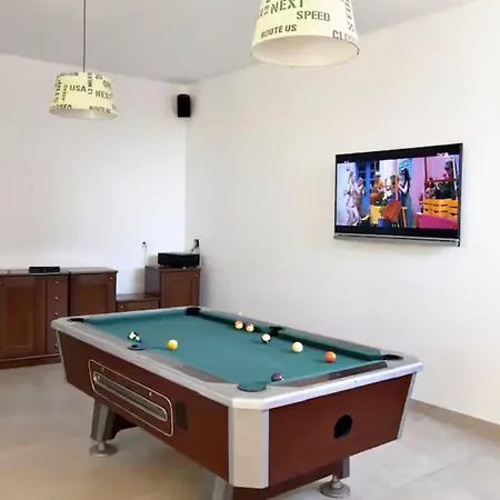 Modern Poolside Flat With Game Acess