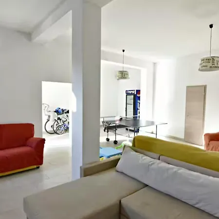 Modern Poolside Flat With Game Acess شقة
