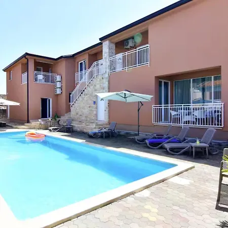 Modern Poolside Flat With Game Acess *