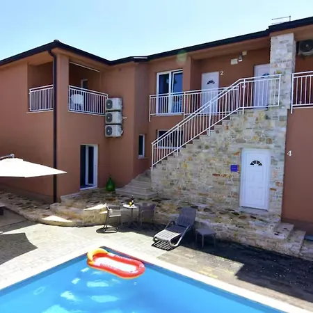 Modern Poolside Flat With Game Acess *